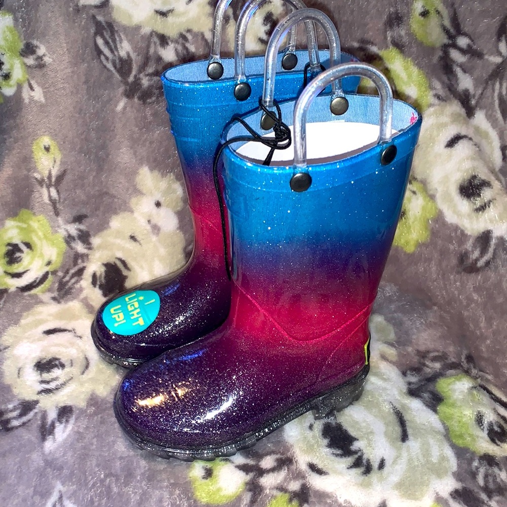 CLICK ON video 👀 Rain boots that light up